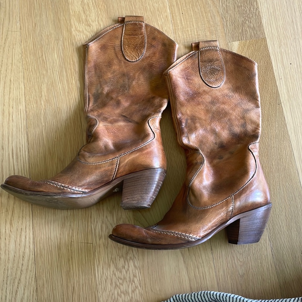 Italian leather boots size 40. Early 2000s. 2 inch heel